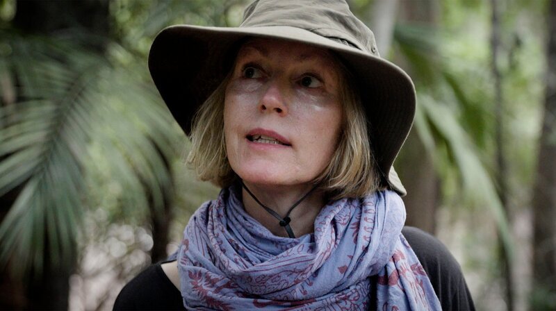 Kirsten Nehberg ist auf den Spuren ihres Vaters Rüdiger Nehberg im Regenwald Brasiliens unterwegs. Der berühmte Abenteurer unterstützte in den 80er Jahren BKA-Ermittlungen. – Bild: NDR/​Henning Wirtz