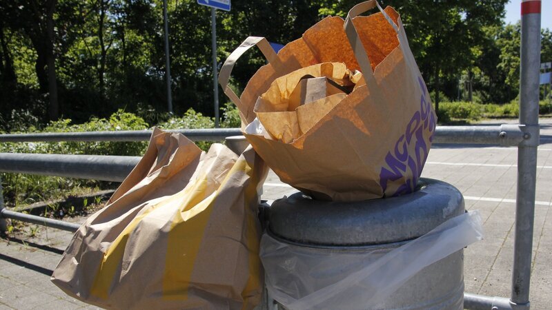 Der Anglizismus Fast Food steht in der Gastronomie für standardisierte Speisen mit einfachen Zubereitungsverfahren, die für den schnellen Verzehr gedacht sind. Als Gegensatz dazu versteht sich die in den 80er Jahren entstandene Slow-Food-Bewegung. – Bild: ZDF