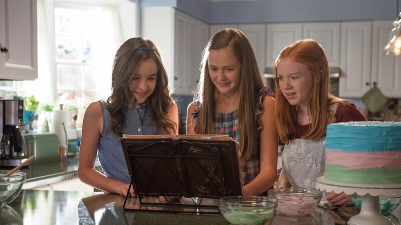 L-R: Hannah (Aubrey K. Miller), Kelly Quinn (Olivia Sanabia), Darbie (Abby Donnelly) – Bild: Amazon