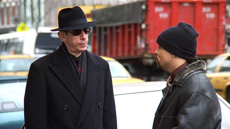 Eine Polizistin wird bei einem Einsatz brutal vergewaltigt. Detective John Munch (Richard Belzer, l.) und Detective Odafin Tutuola (Ice-T) verfolgen eine heiße Spur, die sie zu einem Schuldeneintreiber führt, der mit dem Ex-Mann des Opfers Geschäfte gemacht hat. – Bild: RTL NITRO