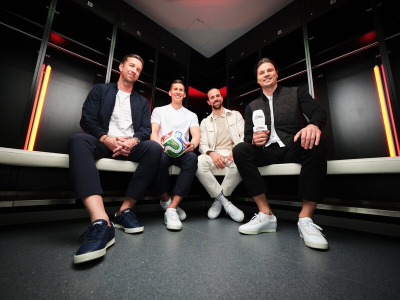 v.li.: Marc Janko, Florian Klein, Martin Harnik und Sebastian Prödl posieren für ein Foto – Bild: ServusTV /​ Philipp Carl Riedl