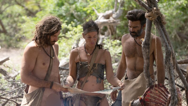 Ky, Fernando and Jeff look at the map for their next challenge. – Bild: Warner Bros. Discovery, Inc. or its subsidiaries and affiliates