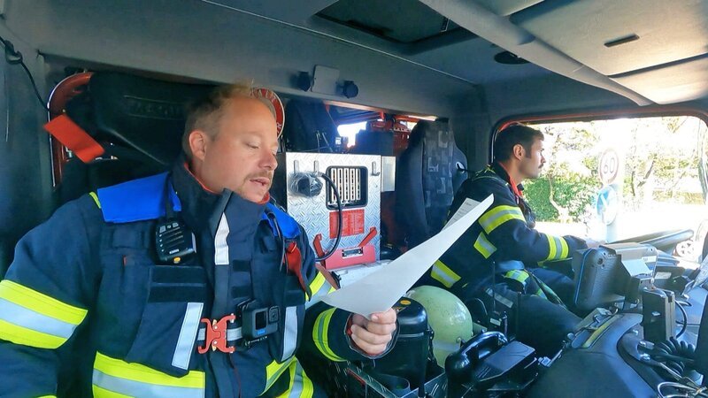 In München steht die Feuerwehr vor der Herausforderung, einen schwer verletzten Mann aus einem Unfallauto zu befreien. – Bild: RTLZWEI