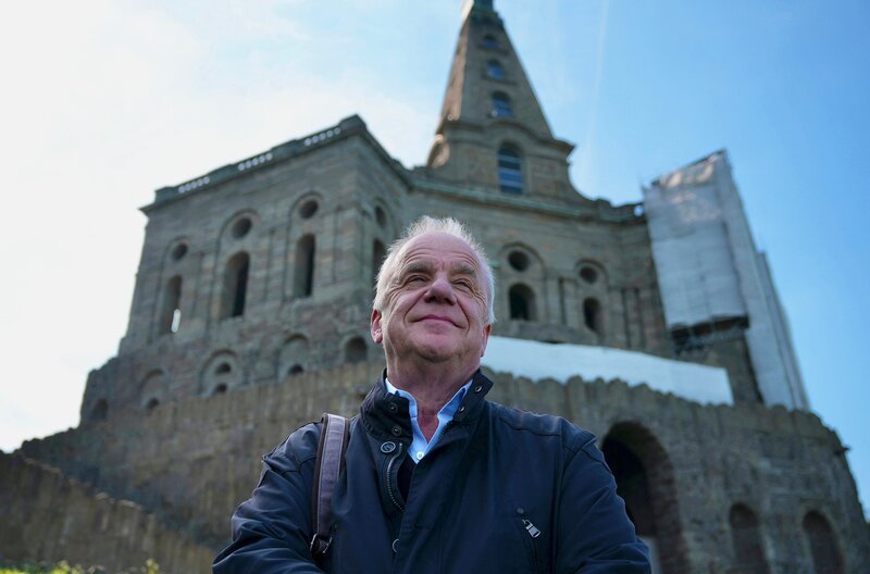 Hubertus Meyer-Burckhardt am Herkules in Kassel. – Bild: NDR, honorarfrei – Verwendung gemäß der AGB im engen inhaltlichen, redaktionellen Zusammenhang mit genannter NDR-Sendung bei Nennung „Bild: NDR“ (S2). NDR Presse und Information/​Fotoredaktion, Tel: 040/​4156⁠–⁠2333 oder -2305, pressefoto@ndr.de