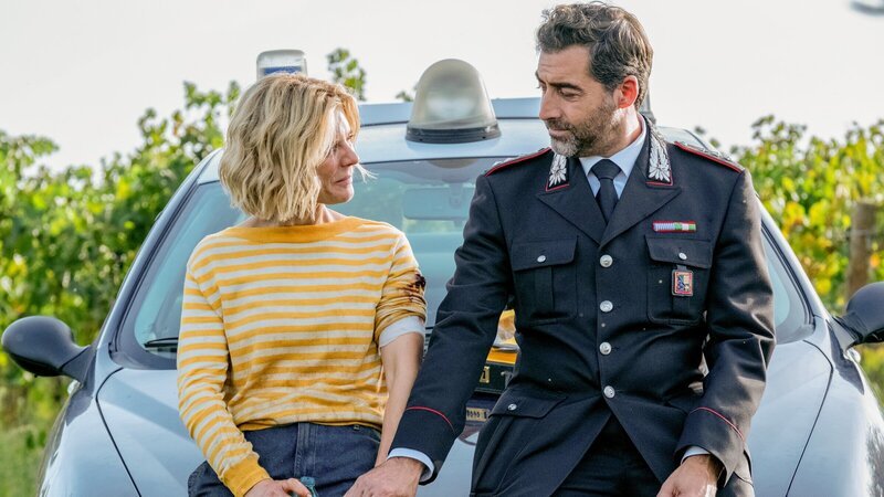 Sylvia (Emilia Fox) und Giovanni (Giovanni Cirfiera) müssen eine turbulente Zeit überstehen. – Bild: ZDF
