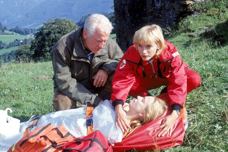 Dr. Karin Thaler (Roswitha Meyer) versorgt die schwer verletzte Sonja Basler (Stefanie Kellner). Ihr Vater Oskar Neudeck (Manfred Andrae) will sich an Sonjas Entführern rächen … – Bild: SUPER RTL