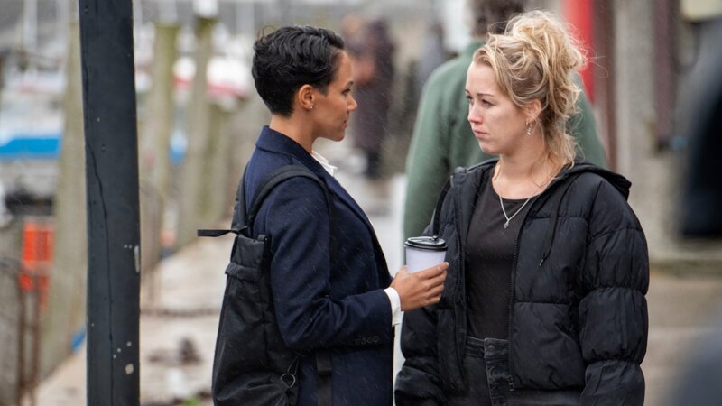 Hayley Collins (Hannah Traylen, r.) gerät unter Verdacht, einen Einbruch begangen zu haben. Ihre Lebensgefährtin Kate Nolan (Lily Frazer, l.) vertritt sie als Anwältin. – Bild: ZDF und BBC Studios 2023./​BBC Studios 2023