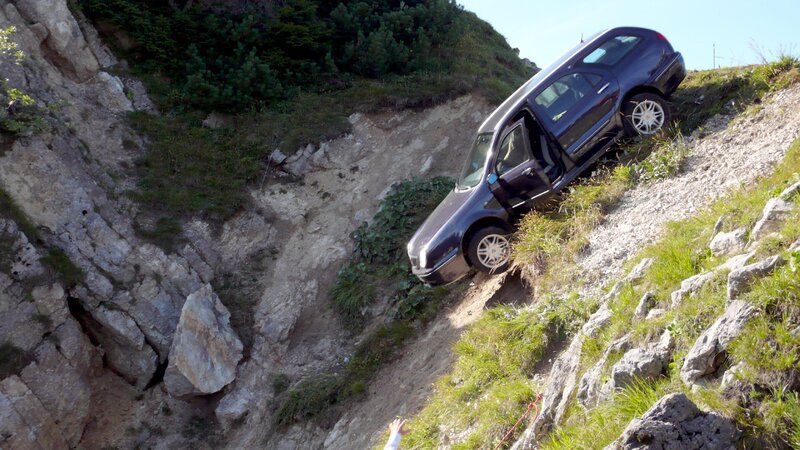 Der Wagen rutscht ab und stürzt mit seinen Insassen in die Tiefe. – Bild: ORF/​ZDF/​Thoma
