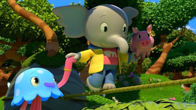 Mamfie unternimmt seinen ersten Versuch, auf einer Slackline zu balancieren. Takolo und Pinkie helfen ihm. – Bild: KiKA/​ZODIAK KIDS STUDIO FRANCE/​ANIMOKA
