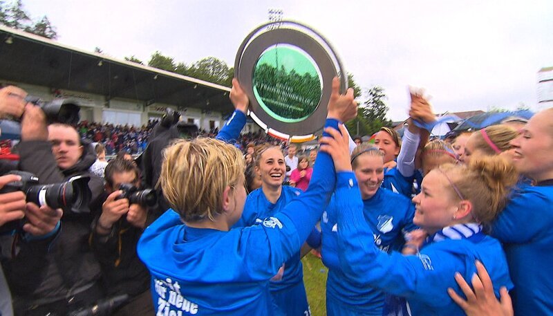 Dank dem effektiven Coaching mit Isabelle Banek gelingt der Aufstieg. – Bild: NDR/​5ǀ14 FILM