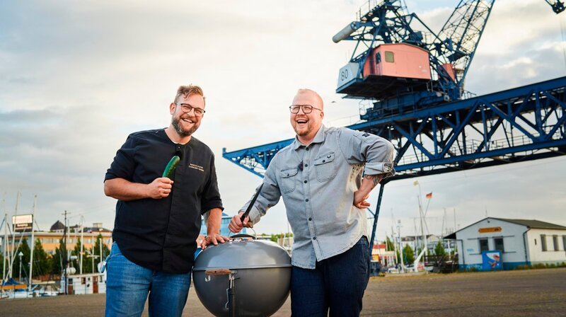 Georg Bauch (Gastronom aus Kühlungsborn) vs. Stefan Pistol (Metzgermeister und Grillprofi aus Roggentin bei Rostock) – Bild: NDR/​Populärfilm