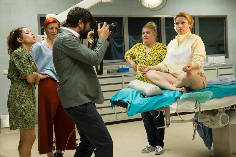 V.l.: Charly (Anna Julia Antonucci), Trudi (Mareile Blendl), Dr. Kyrgios (Jasin Challah), Doro (Gisa Flake), Micki (Caroline Maria Frier). – Bild: Praxis Doktor Schlauchboot