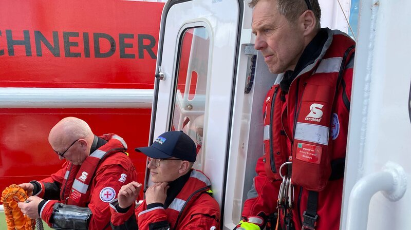 Die Ehrenamtler Christian, Malte und Udo bereiten sich auf das Schleppen eines havarierten Seglers vor. – Bild: NDR/Firma Joker Die Ehrenamtler Christian, Malte und Udo bereiten sich auf das Schleppen eines havarierten Seglers vor. – Bild: NDR/Firma Joker