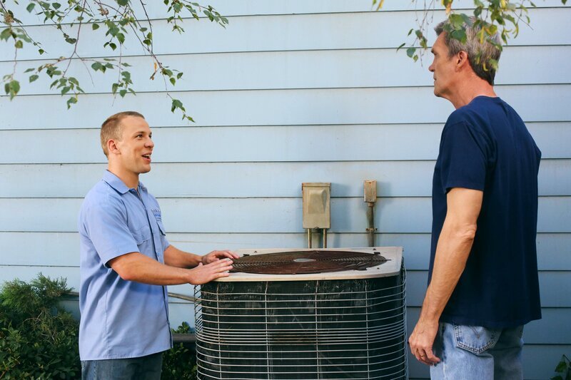 Mike (Neil Flynn, r.) ruft einen Fachmann für Klimaanlagenreparaturen und der entpuppt sich ausgerechnet als Darrin (John Gammon, l.). Das lässt bei Sue alte Gefühle hochkommen … – Bild: Warner Brothers