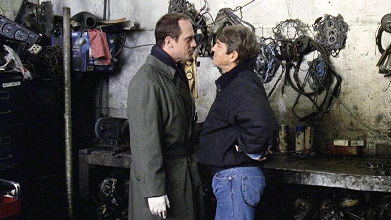 Detective Stabler (Christopher Meloni, l.) verhört Sam Winfield (Eric Roberts) von der Bürgerwehr. Er hat Flyer verteilt, auf denen er die Fotos von vier Kinderschändern abgebildet hat. Zwei von ihnen wurden danach tot aufgefunden. – Bild: RTL NITRO