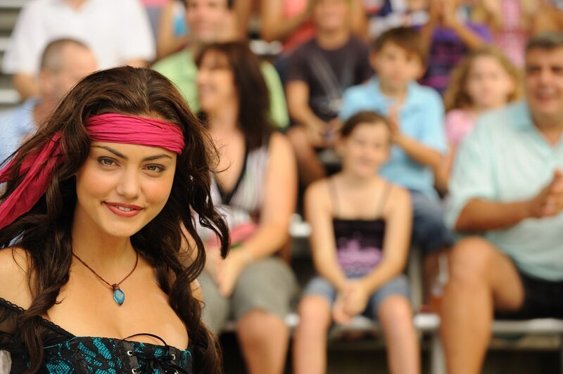Cleo (Phoebe Tonkin) als Piratin bei ihrer Delfin-Show – Bild: ZDF/​Jasin Boland