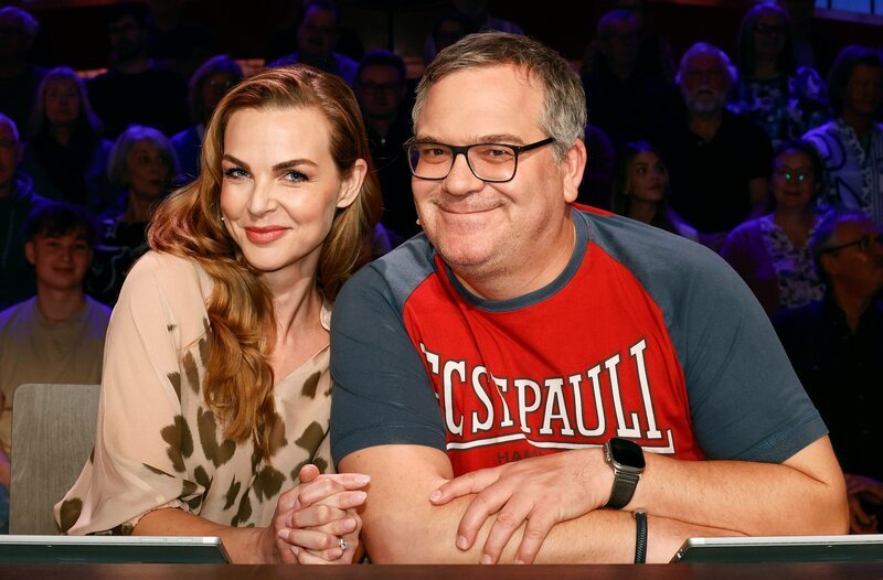 Rateteam-Kapitän Elton (r.) mit Moderatorin Annika Lau (l.). – Bild: ARD/​Morris Mac Matzen