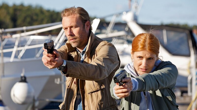 Thomas (Jakob Cedergren) und seine Kollegin Mia (Sandra Andreis) sind auf der Jagd nach dem mutmaßlichen Entführer von Benjamin. – Bild: Filmlance International AB/​Johan Paulin