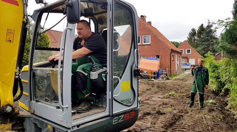 Bei Großaufträgen setzt Sebo auch schweres Gerät ein. – Bild: NDR/​Hoheluft/​Svenja Harks
