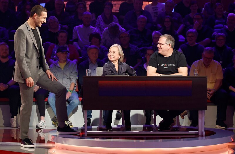 Moderator Kai Pflaume (l.) mit Rateteam-Kapitän Elton (r.) und der Schauspielerin Christine Urspruch (M.). – Bild: ARD/​Morris Mac Matzen