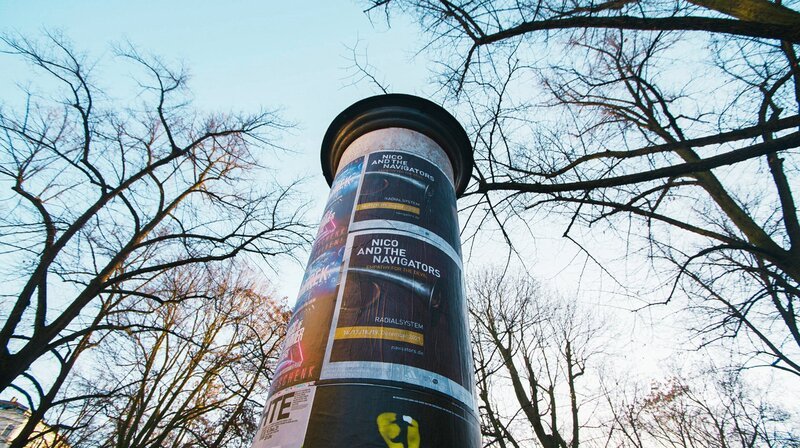 Immer seltener im Stadtbild zu finden: die Litfaßsäule. – Bild: phoenix/​ZDF/​Robert Cöllen