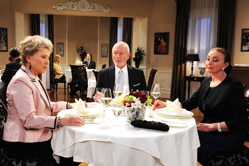 Unsicher sitzt Alfons (Sepp Schauer, M.) zwischen Hildegard (Antje Hagen, l.) und seiner Jugendliebe Fleur (Annelinde Gerstl, r.) beim Essen. – Bild: ARD/​Ann Paur