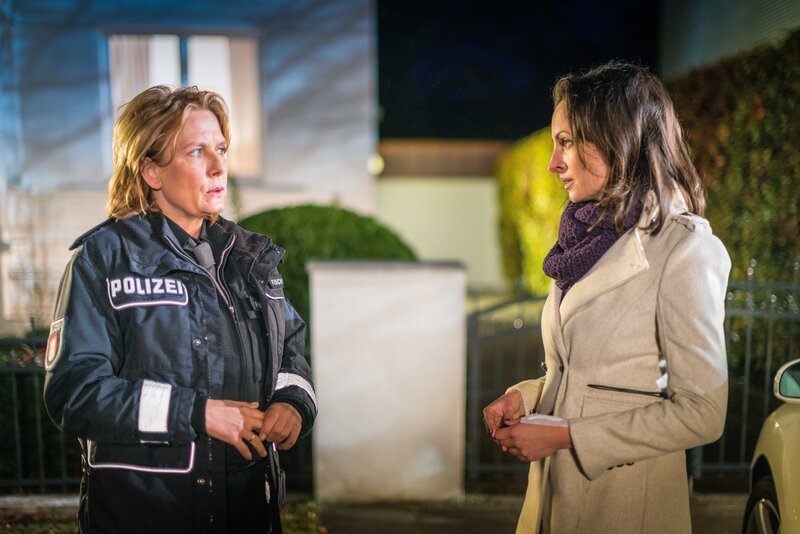 Claudia (Janette Rauch, l.) konfrontiert Frau Reinhardt (Dagny Dewath, r.) mit Tatsachen, die mit ihrer Geschichte nicht übereinstimmen. – Bild: ZDF/​Boris Laewen