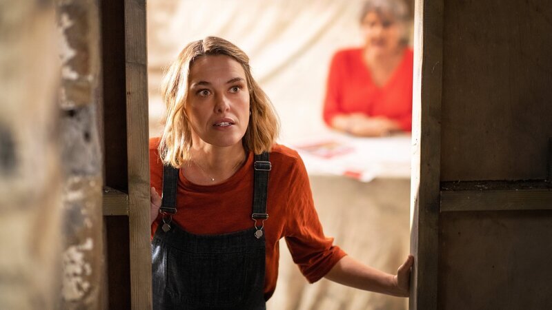 Martha (Sally Bretton, l.) stürzt sich mit voller Kraft in die Vorbereitungen zur Eröffnung ihres Cafés. – Bild: ZDFneo
