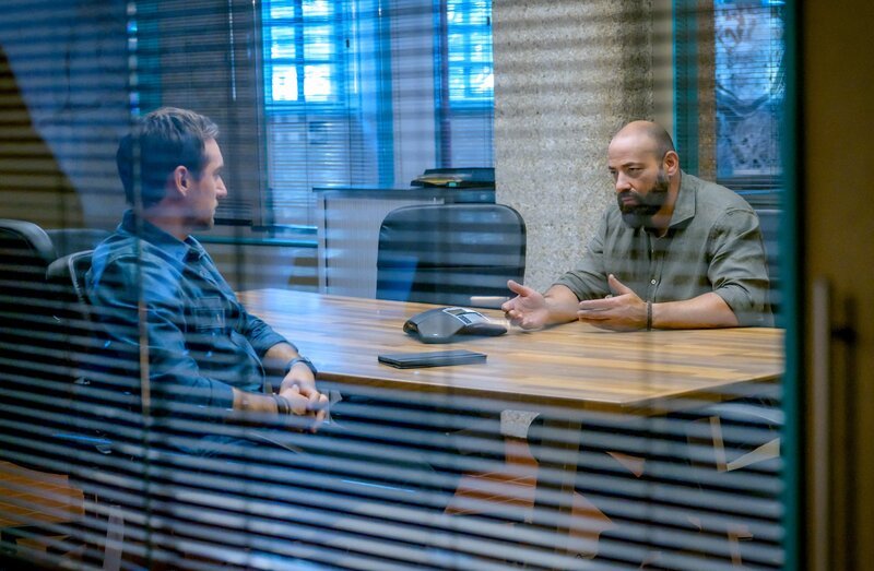 Ben (Daniel Gawlowski, l.) verhört Fariborz (Anton Noori, r.), einen Elektrotechniker, der im Haus von Sprenger LED-Lampen installieren wollte. Dieser Besuch endete jedoch in einem Streit. Worum ging es in diesem Streit wirklich? – Bild: Stefanie Leo /​ ZDF