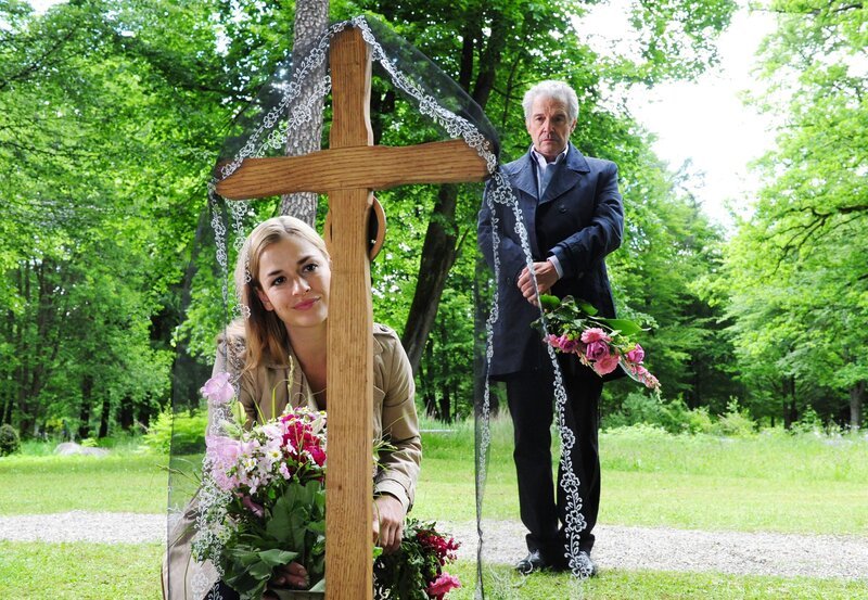 Theresa (Ines Lutz, l.) und André (Joachim Lätsch, r.) trauern gemeinsam an Nicolas Grab. – Bild: ARD/​Ann Paur
