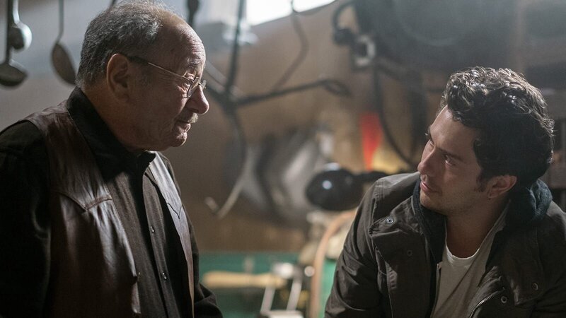 L-R: Frank Florez (Juan Carlos Cantu) und Craig (Nat Wolff). – Bild: Amazon
