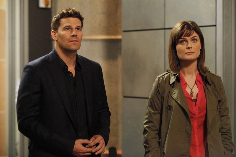 Brennan (Emily Deschanel) und Booth (David Boreannaz) werden zurück ins Jeffersonian beordert. – Bild: RTL