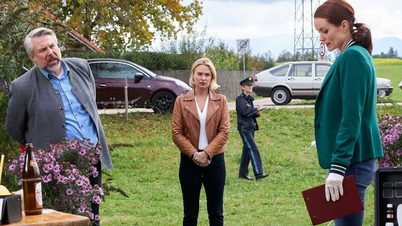 Am Tatort werden die Kommissare Stadler (Dieter Fischer, l.) und Winter (Vanessa Eckart, M.) von Pathologin Mai (Sina Wilke, r.) über die ersten Untersuchungsergebnisse informiert. Polizistin im Hintergrund: Komparsin. – Bild: ZDF
