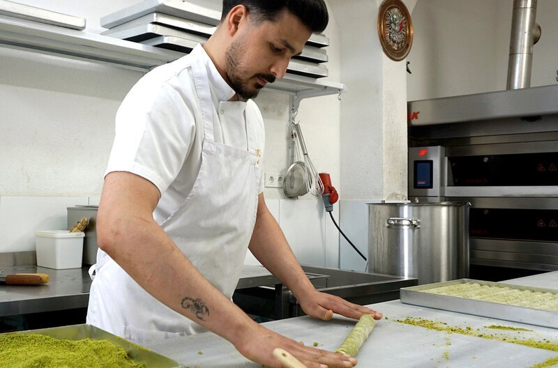 Baklavabäcker Mehmet Usta aus Neckarsulm rollt Pistazienrollen in der Backstube. – Bild: SWR/​ EIKON Media /​Luisa Saal