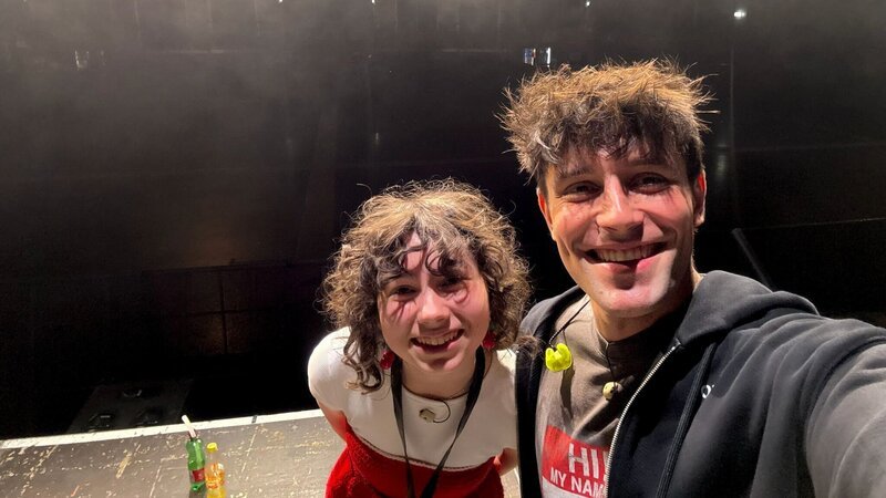 Carmen trifft Alexander Eder und begleitet ihn durch die Vorbereitungen für seinen Auftritt. – Bild: ORF/​JewelLabs Pictures