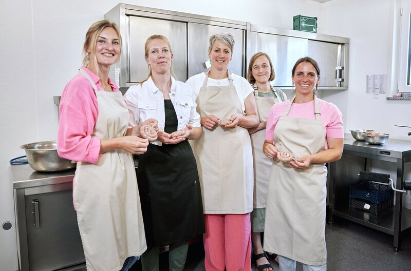 SWR LECKER AUFS LAND, „Folge 2: Zu Gast bei Lara Jenner in Erdmannshausen“, am Montag (01.09.25) um 20:15 Uhr im SWR. Die Landfrauen machen Wurst aus dem Fleisch der Sattelschweine. v.li: Michaela Pistono, Sonja Müller, Petra Waldraff, Anne-Christin Trautwein, Heike Schiltz – Bild: SWR/​Philipp Thurmaier