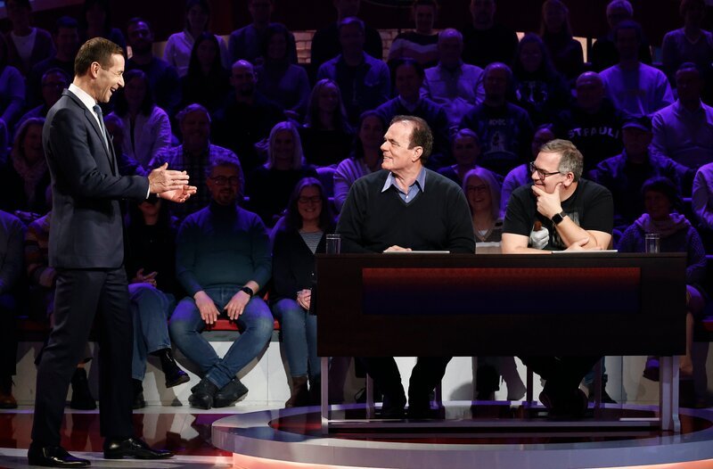 Moderator Kai Pflaume (l.) mit Rateteam-Kapitän Elton (r.) und dem Sänger Hein Simons (M.). – Bild: ARD/​Morris Mac Matzen