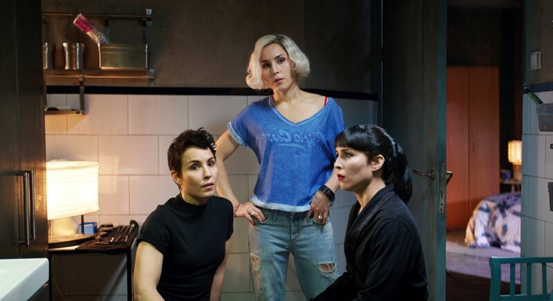Drei der Settman-Siebenlinge (Noomi Rapace). Jede darf nur an dem Wochentag vor die Tür, dessen Name sie trägt. – Bild: ZDF und COS AELENEI Drei der Settman-Siebenlinge (Noomi Rapace). Jede darf nur an dem Wochentag vor die Tür, dessen Name sie trägt. – Bild: ZDF und COS AELENEI