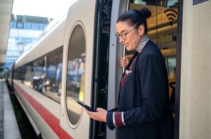 Zugchefin Anja Szeglat muss auch Fahrkarten im ICE kontrollieren. – Bild: NDR/​ Eduard Heizmann