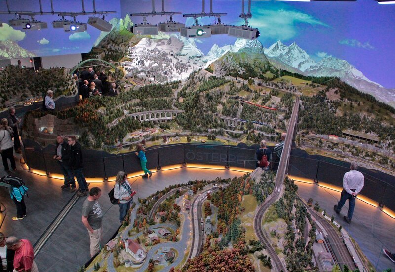 Blick von oben auf die Modellbahnanlage. – Bild: SWR/​Wolfgang Drichelt