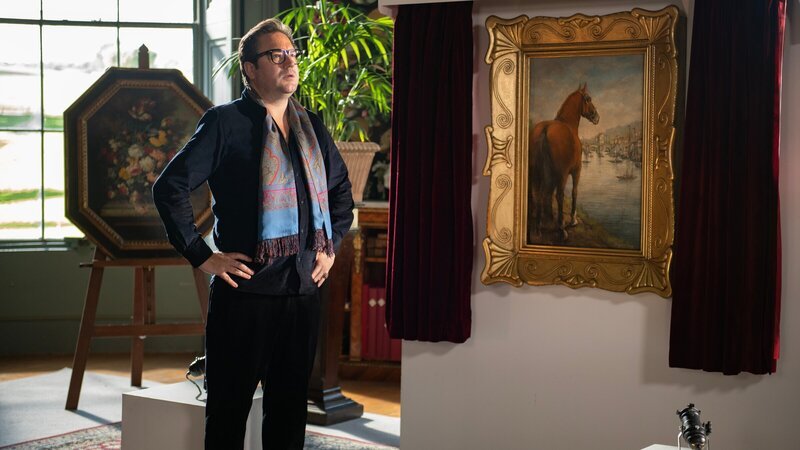Kunsthändler Terrence Witham (Rufus Jones) will das wertvolle Gemälde „Solo Mare“ an eine Kunstsammlerin in Shipton Abbott verkaufen. – Bild: ZDF und BBC Studios 2023./​BBC Studios 2023