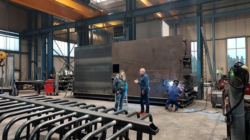 Steffen Rothner begutachtet den Bau seines neuen Ofens, mit dem er in Zukunft noch mehr trockenes Kaminholz produzieren wird. – Bild: NDR/Populärfilm Steffen Rothner begutachtet den Bau seines neuen Ofens, mit dem er in Zukunft noch mehr trockenes Kaminholz produzieren wird. – Bild: NDR/Populärfilm