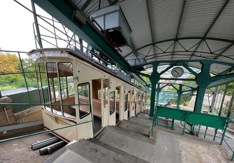 Bergbahnen Dresden – Die Dresdner Schwebebahn ist eine von zwei Bergbahnen in Loschwitz. Der Wuppertaler Schwebebahn ähnlich, werden die beiden Wagen an einem Seil gezogen bzw. hinuntergelassen. In der Mitte der Strecke begegnen sich die Wagen auf den nebeneinander aufgeständerten Schienen. – Bild: SWR/​Andreas Stirl /​ SWR Presse/​Bildkommunikation /​ SWR/​Andreas Stirl