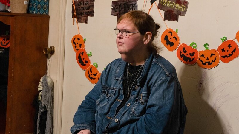 Tammy Slaton sitting at Amy’s house for Halloween decorating. – Bild: Warner Bros. Discovery, Inc. or its subsidiaries and affiliates. All rights reserved.