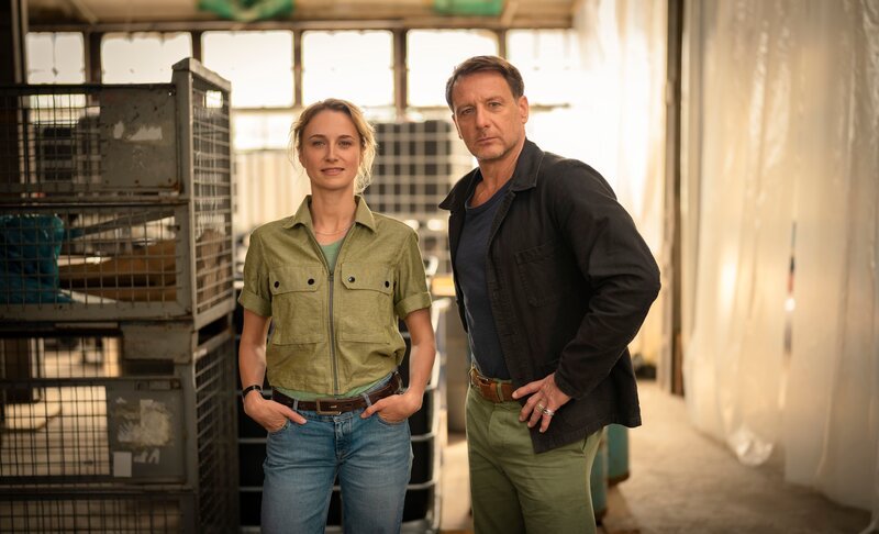 Femke Folkmer (Pia Barucki) und Tjark Wolf (Hendrik Duryn). – Bild: RTL /​ Stephan Rabold /​ MadeFor Film GmbH
