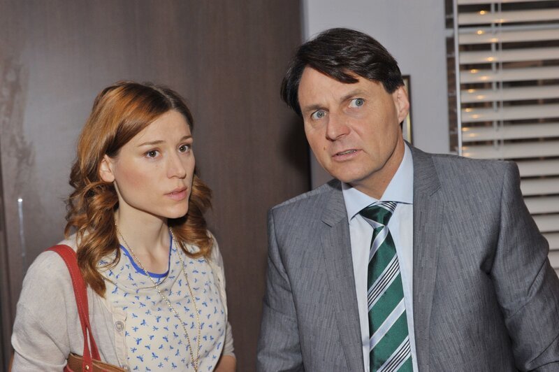 Dascha (Lena Ehlers) und Jo Gerner (Wolfgang Bahro) überlegen, wie sie Murat als Entführer überführen können. – Bild: RTL