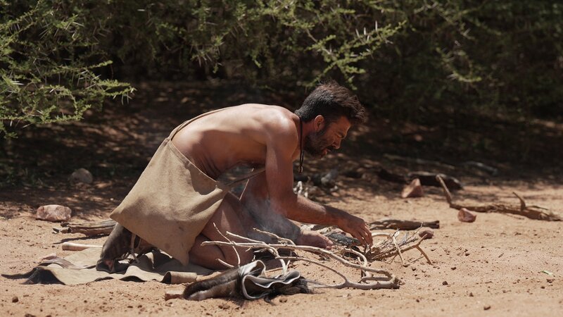 Fernando kneeling down and starting a fire. – Bild: DMAX