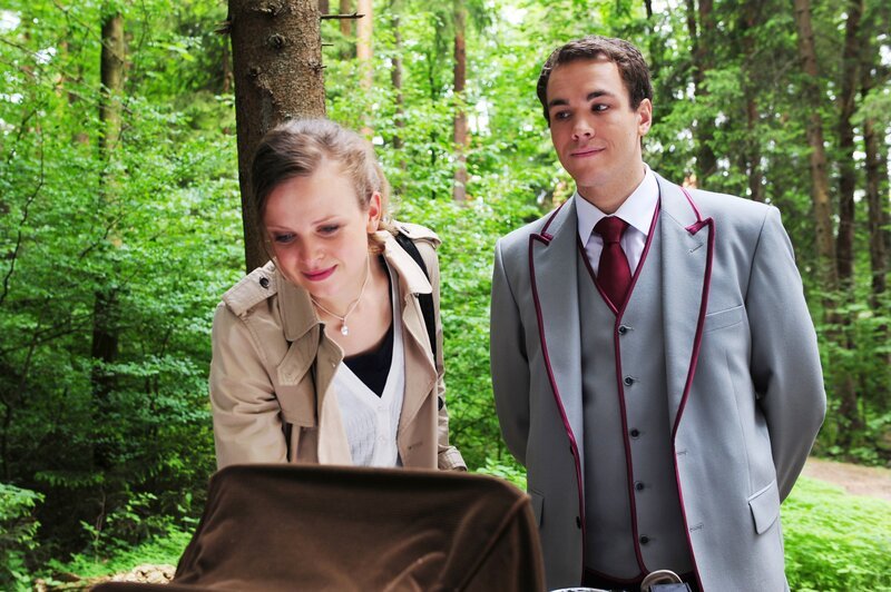Xaver (Jan van Weyde, r.) erzählt Marie (Annabelle Leip, l.) von seiner Vaterschaft. – Bild: ARD/​Ann Paur