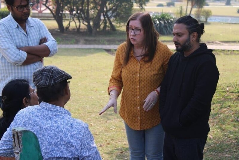 Sumit Singh & Jenny Slaten talking to his parents in the park after an argument. – Bild: Warner Bros. Discovery, Inc. or its subsidiaries and affiliates. All rights reserved.