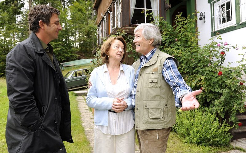 Dr. Gruber (Hans Sigl, l.) bringt den geretteten Rudolf Behrendt (Christian Wolff, r.) nach Hause zu seiner Frau Juliane (Barbara Focke, M.), aber irgend etwas scheint nicht zu stimmen. – Bild: ORF/​ZDF/​Thomas R. Schumann